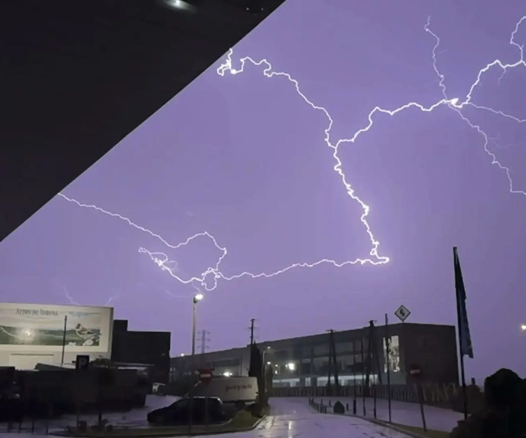 Imagen de archivo de una tormenta eléctrica en el sur de Galicia.EFE / Sxenic