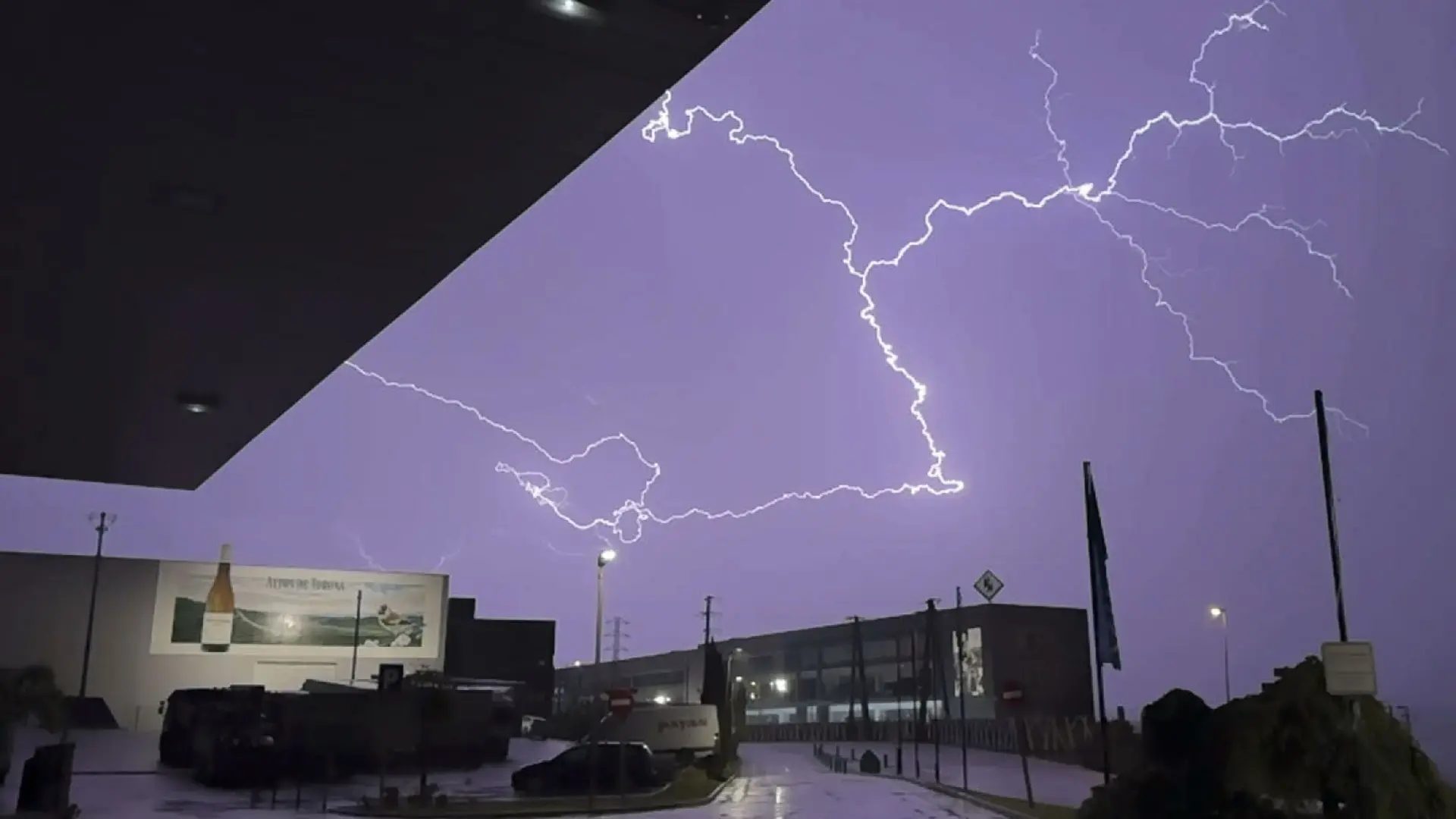 Imagen de archivo de una tormenta eléctrica en el sur de Galicia.EFE / Sxenic
