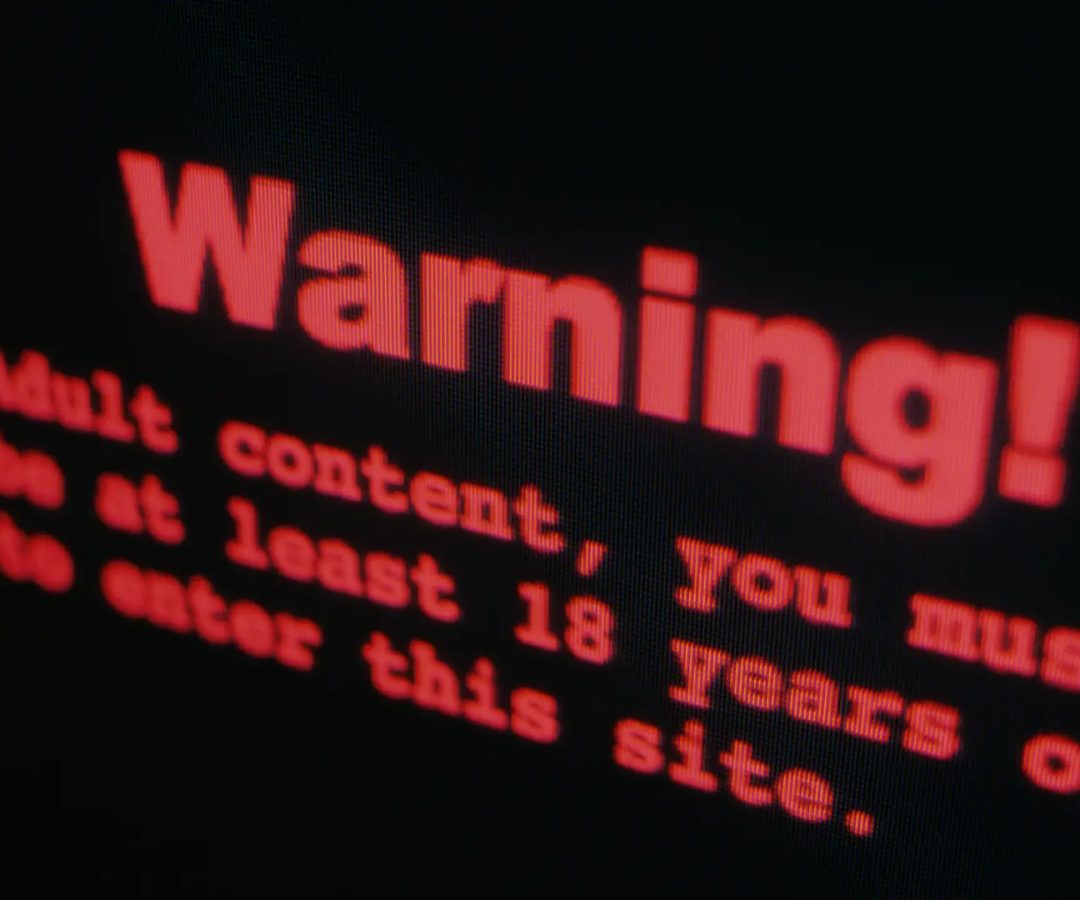 Un aviso en una página web de contenido adulto, en una imagen de archivo.Getty Images