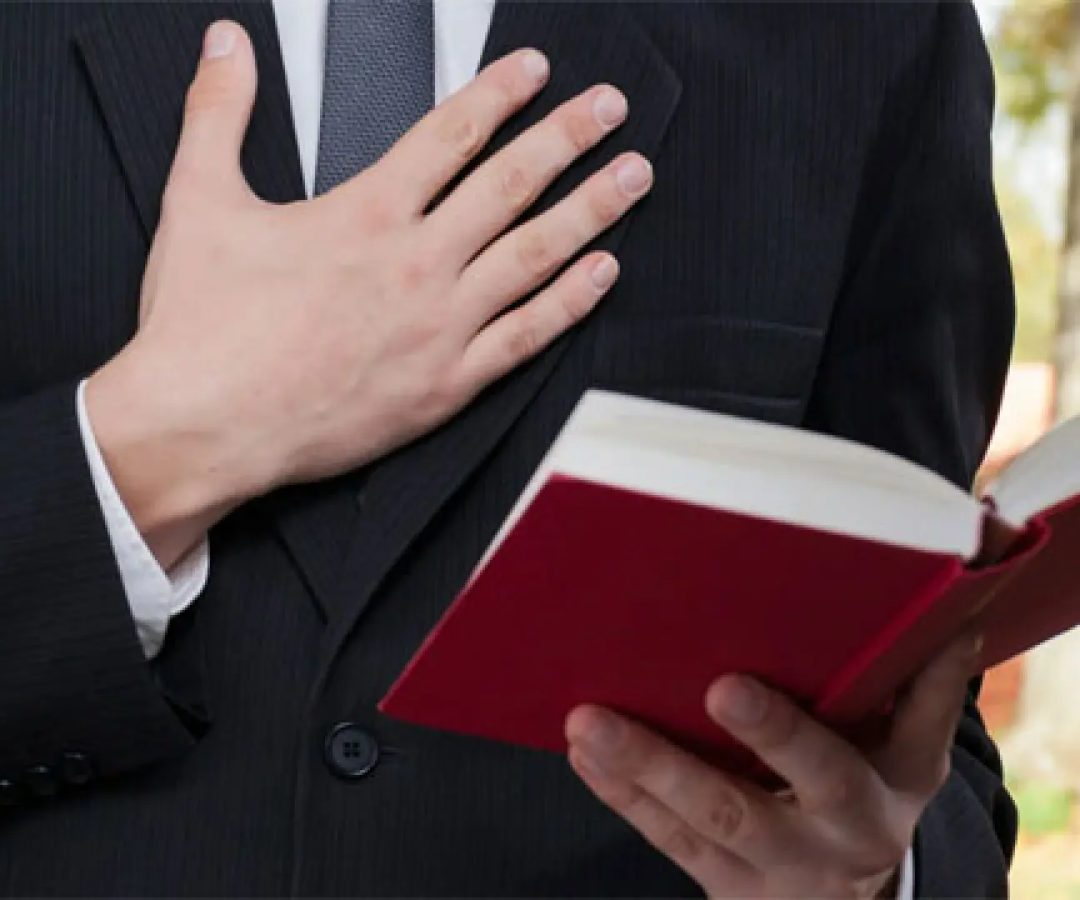 Un testigo de Jehová lee la biblia en la puerta de una casa.ARCHIVO