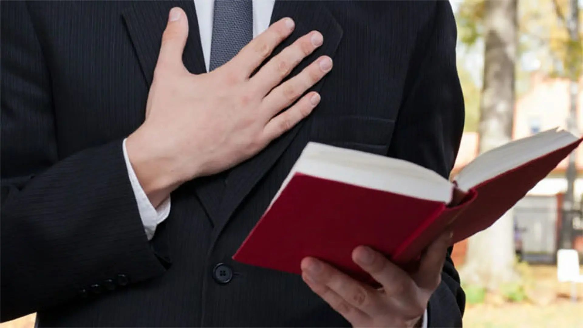 Un testigo de Jehová lee la biblia en la puerta de una casa.ARCHIVO