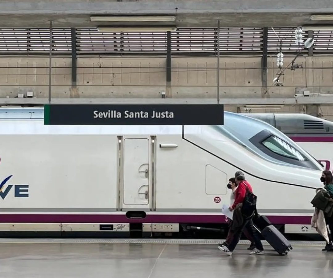 Un tren AVE estacionado en un andén de la estación de Santa Justa, en una foto de archivo.RENFE