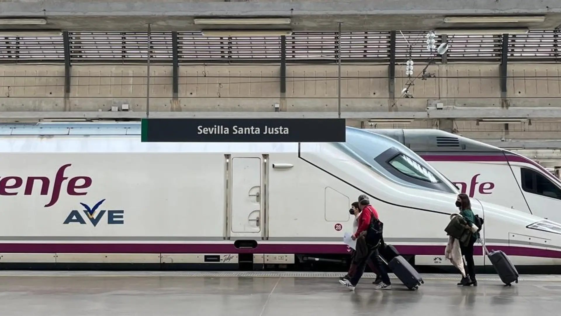 Un tren AVE estacionado en un andén de la estación de Santa Justa, en una foto de archivo.RENFE