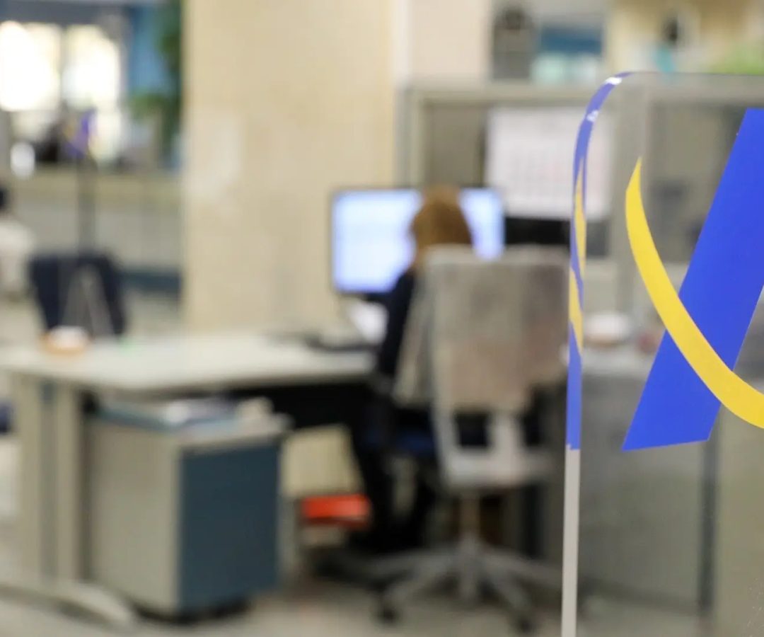 Una empleada trabaja en una oficina de la Agencia Tributaria.MARTA FERNÁNDEZ / EUROPA PRESS