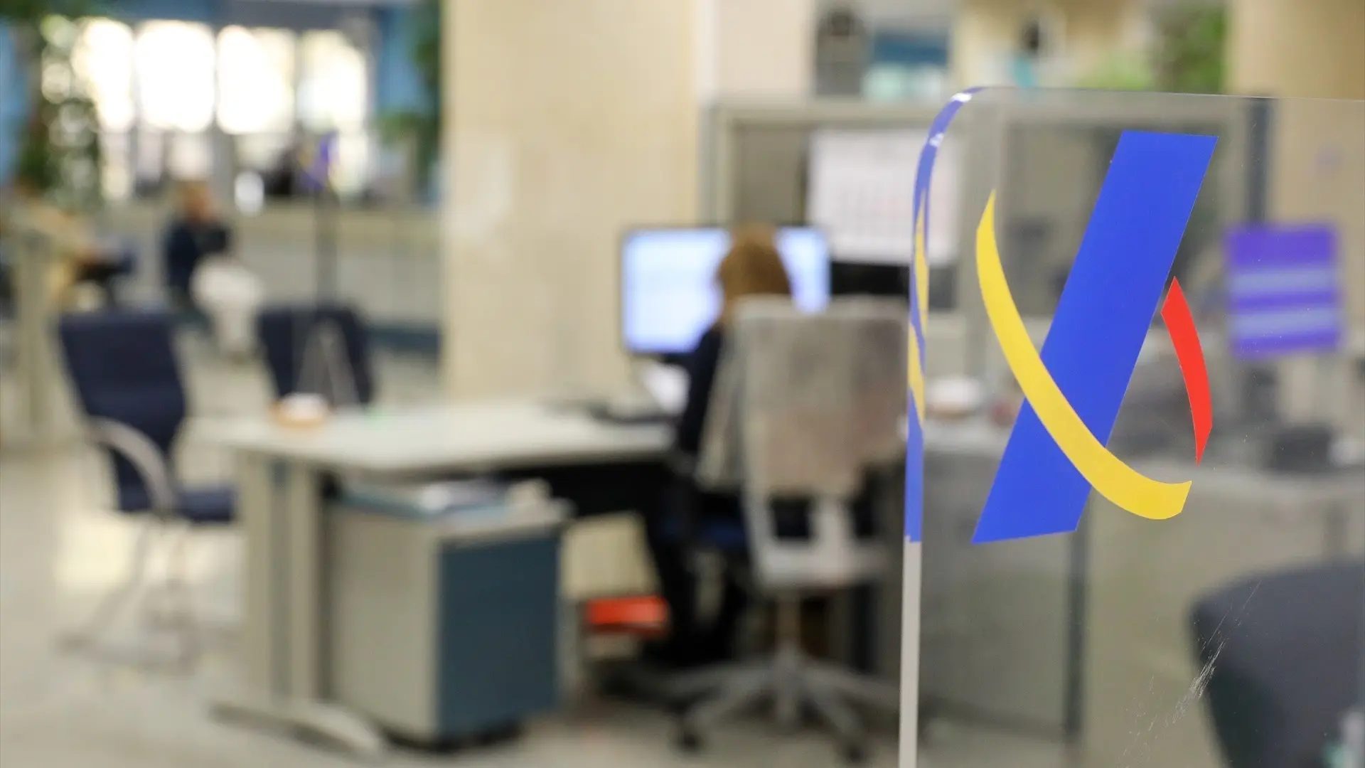 Una empleada trabaja en una oficina de la Agencia Tributaria.MARTA FERNÁNDEZ / EUROPA PRESS