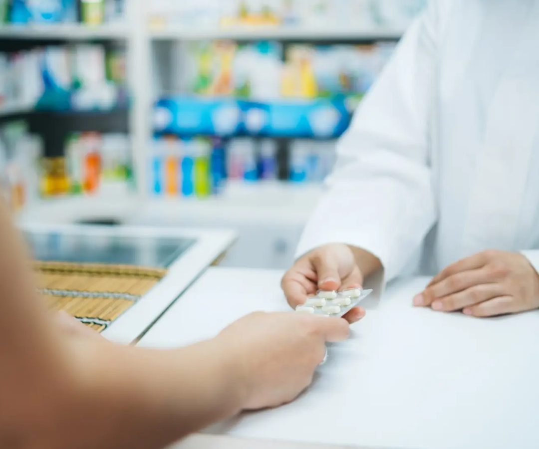 Una mujer comprando medicación en una farmacia.Getty Images