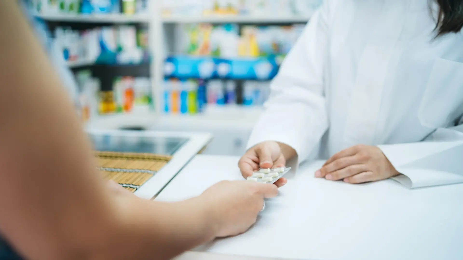 Una mujer comprando medicación en una farmacia.Getty Images