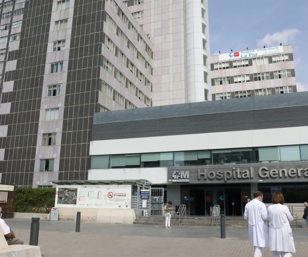 La puerta del Hospital de La Paz.EP