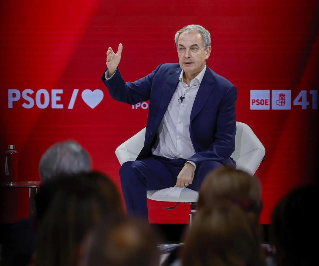 El expresidente del Gobierno José Luis Rodríguez Zapatero interviene durante el 41 Congreso Federal del PSOE reunido en Sevilla este sábado.EFE