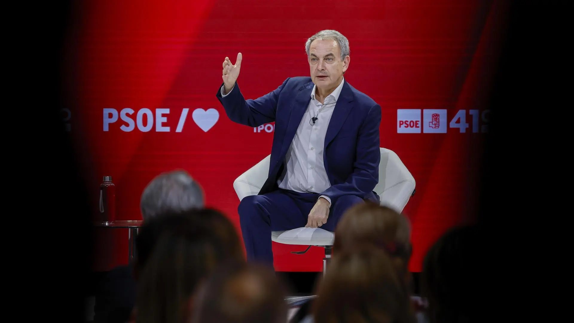 El expresidente del Gobierno José Luis Rodríguez Zapatero interviene durante el 41 Congreso Federal del PSOE reunido en Sevilla este sábado.EFE